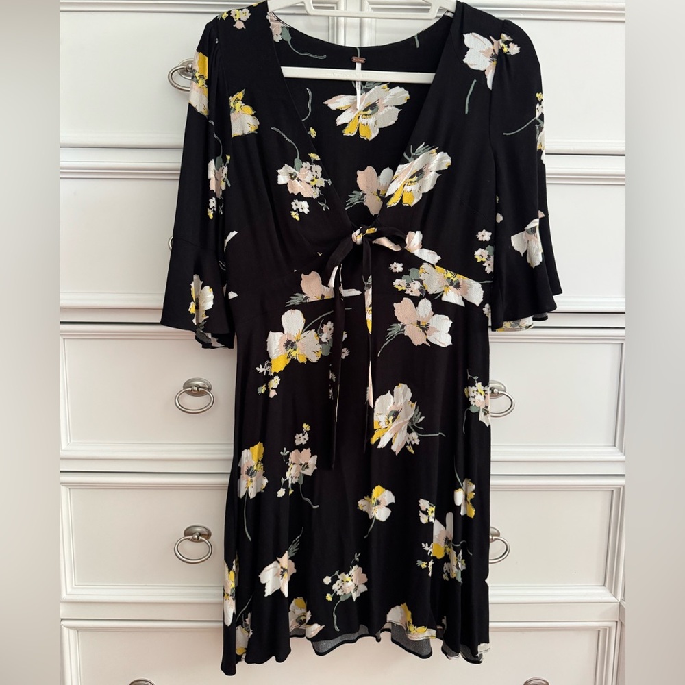 Free people dress. Deep v-neck with pretty tie. Floral. Size 2.